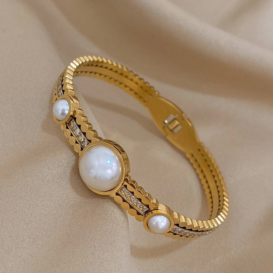 Round Pearl Bangle 51