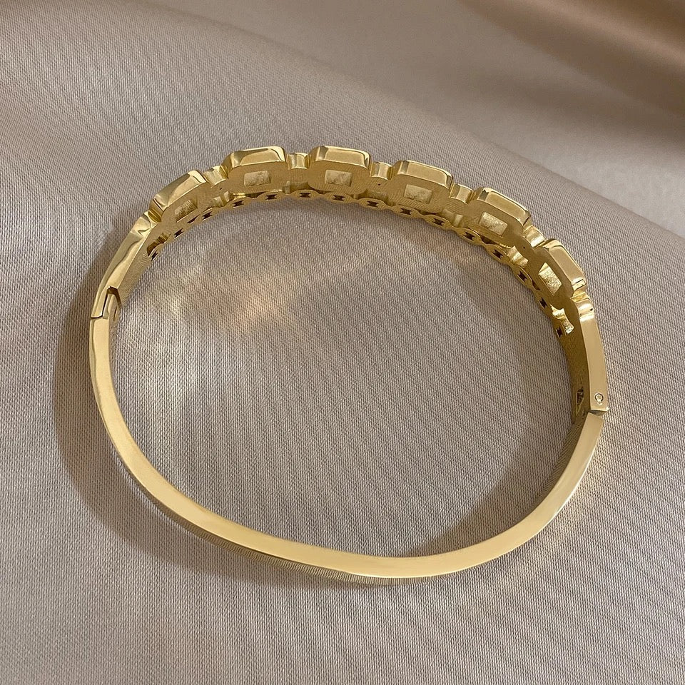 Inlaid Zircon Gold Bangle