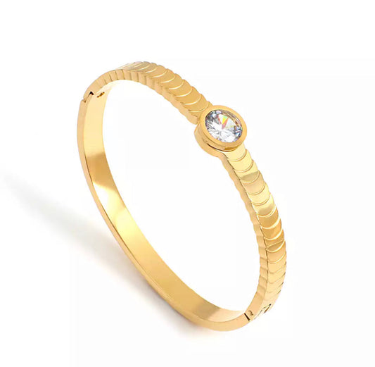 Round Solitaire Gold Bangle 08