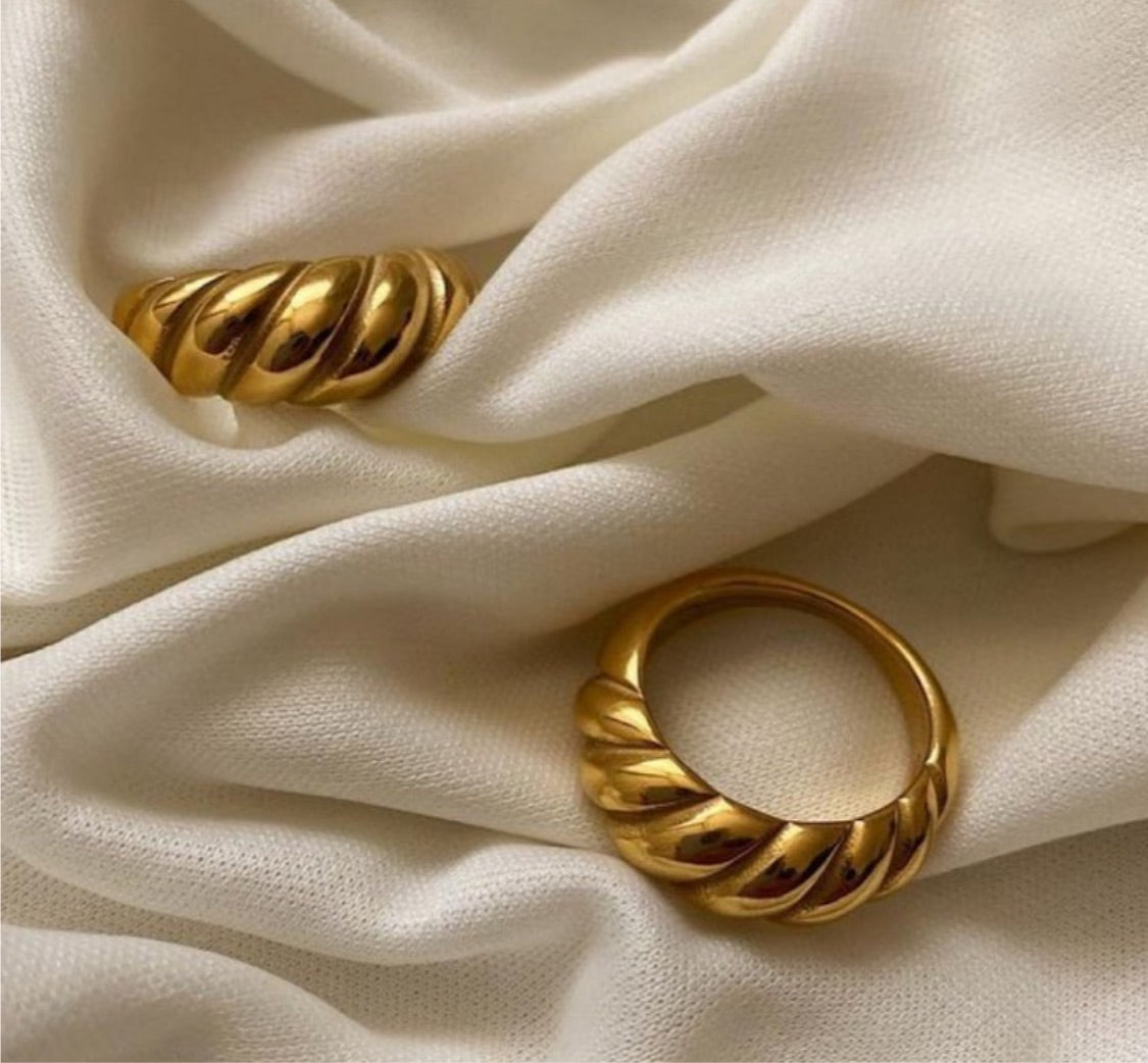 18k Croissant Ring